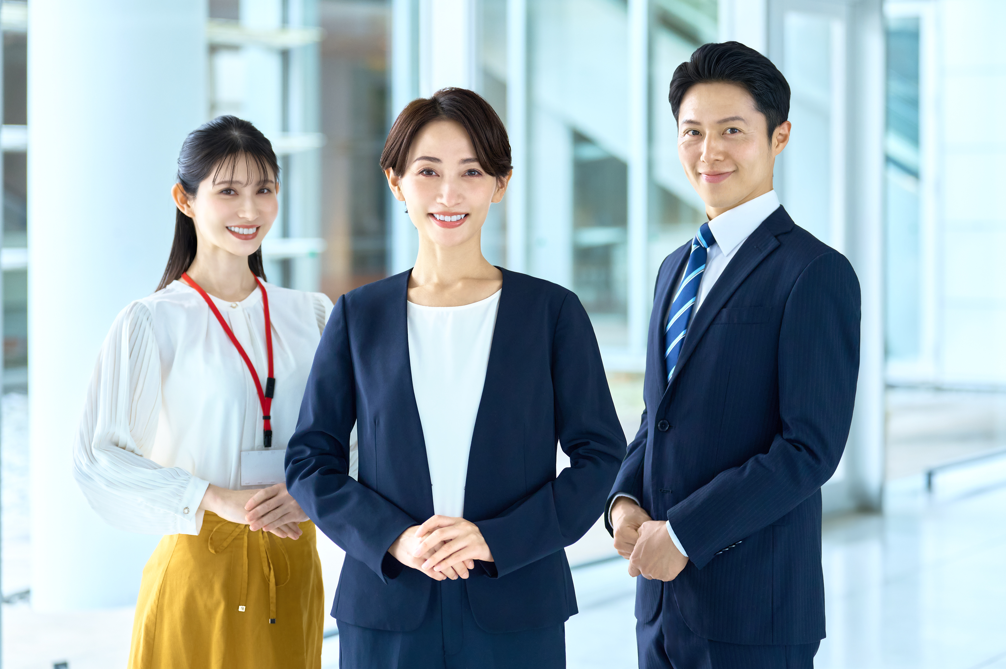 笑顔で会話するビジネスチーム